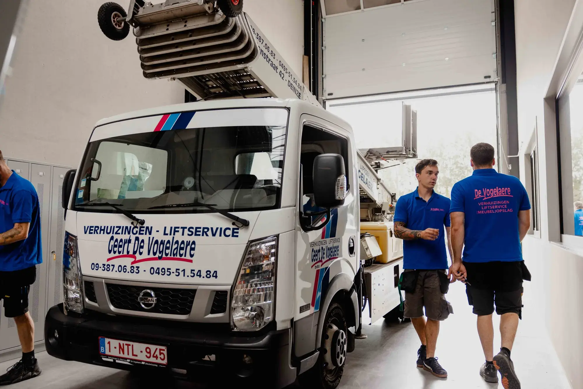 Verhuiswagen van De Vogelaere in het depot in Deinze, klaar voor een ontruiming